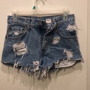 Distressed Levi’s high waisted denim shorts